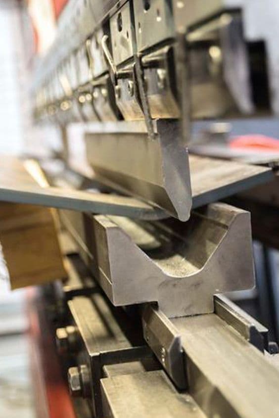 Dobladora hidráulica CNC en taller de acero